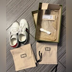 GUCCI WOMEN'S ACE SNEAKER WITH BEE